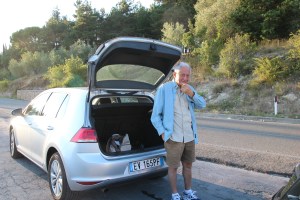 our wheels.   por suerte a mi me toco manejar el vw golf y a rafa le tocaron todos los chiquillos cris y la abuela