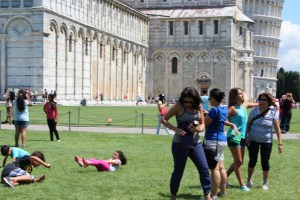 tratando de tomar una foto!   trying to get everyone into a picture