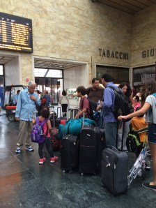 waiting for the train.  esperando el tren a Roma